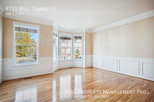 Building Photo - Bright & Spacious End-Unit Townhome – Perf...