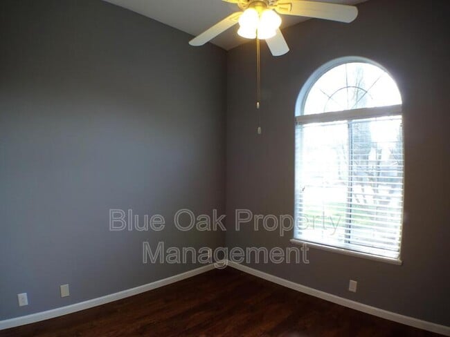 Building Photo - 612 W 6th Ave