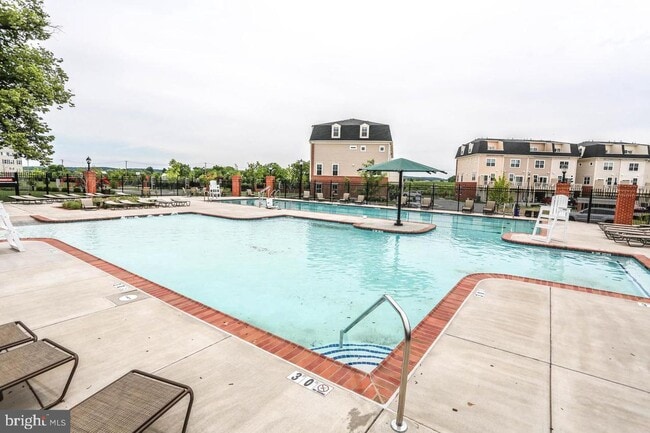 Building Photo - 611 E 7th St