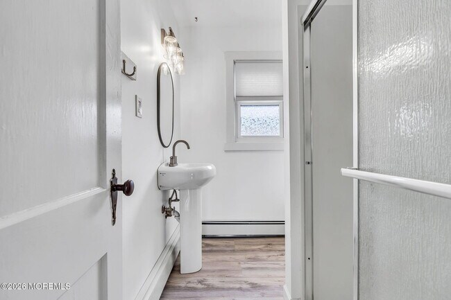 Building Photo - 1227 Bay Ave