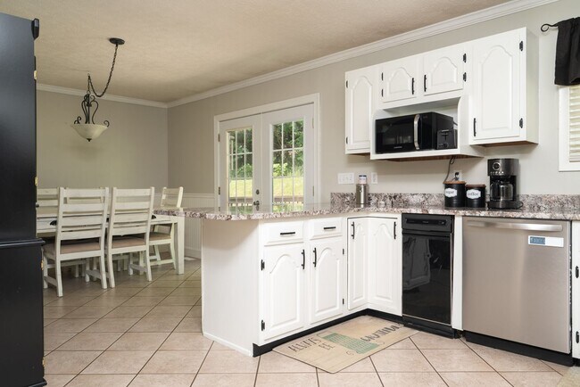 Building Photo - 3 br/ 2 bath home, private setting with garage/workshop