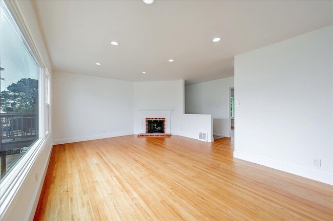 Building Photo - Light Filled Newly Remodeled Home w/ Fanta...