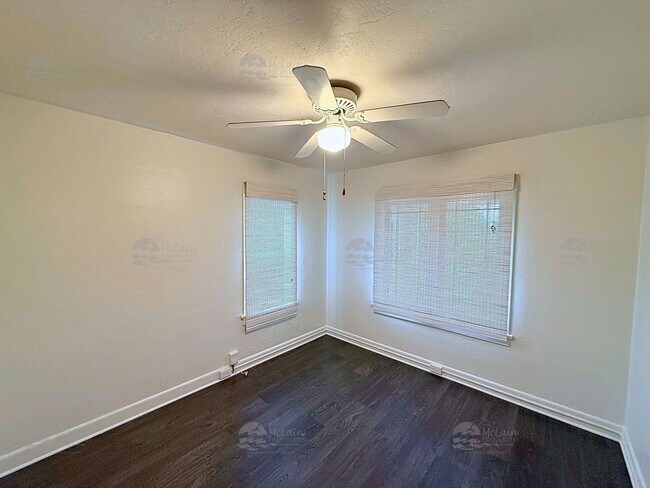 Building Photo - 304 N Rios Ave
