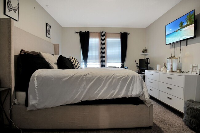 Building Photo - Discover this lovely 4-bedroom, 2-bath home in the sought-after Squires Grove community