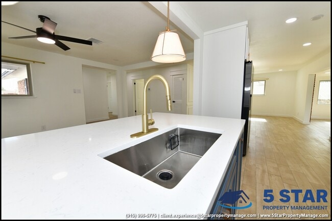 Building Photo - 3217 Wedgewood Dr