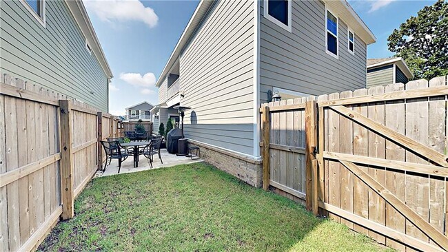 Building Photo - 6519 W Pleasant Way
