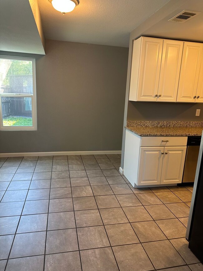 Building Photo - Cozy 3-Bed, 2-Bath Home in Lincoln Manor