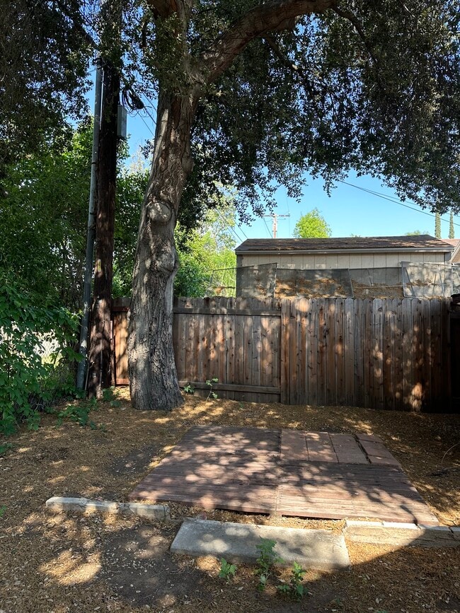 Building Photo - 909-902 Stillman Ave