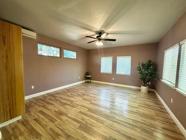 Building Photo - Spacious 1 Bedroom with RIVER TRAIL ACCESS!!