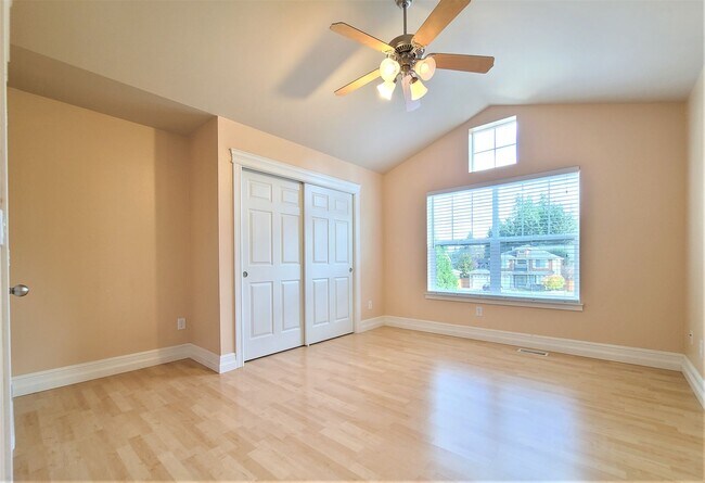 Building Photo - Luxurious 4 Bed/2.5 Bath Lynnwood Home - Available Now!