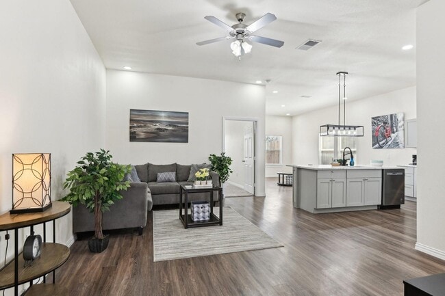 Building Photo - Spacious Custom New Build- 4 Bed 2 Bath Ho...