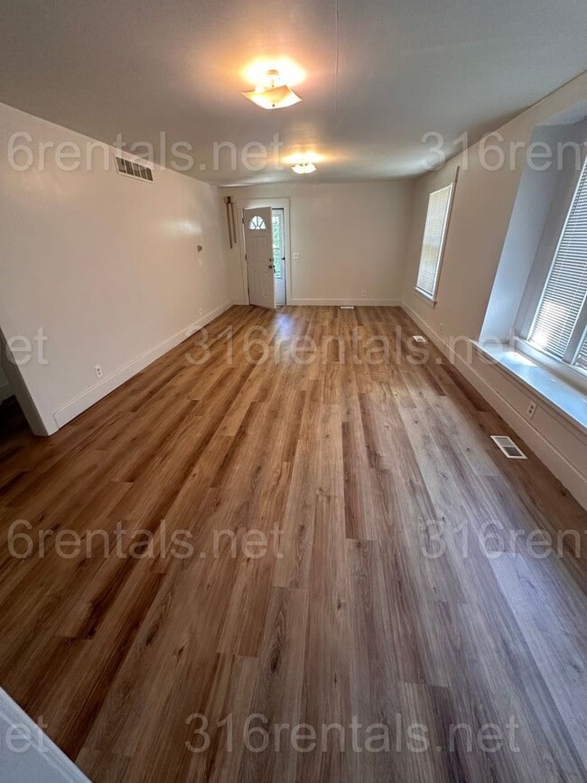 Building Photo - $880 - 2 bedroom/ 1 bathroom - Single Fami...