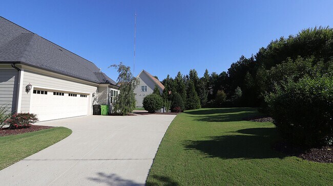 Building Photo - Lovely Heritage Home with Ideal Floorplan