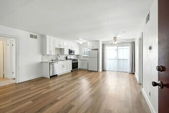 Building Photo - Charming 2BR + 1BA Condo in Tarzana availa...