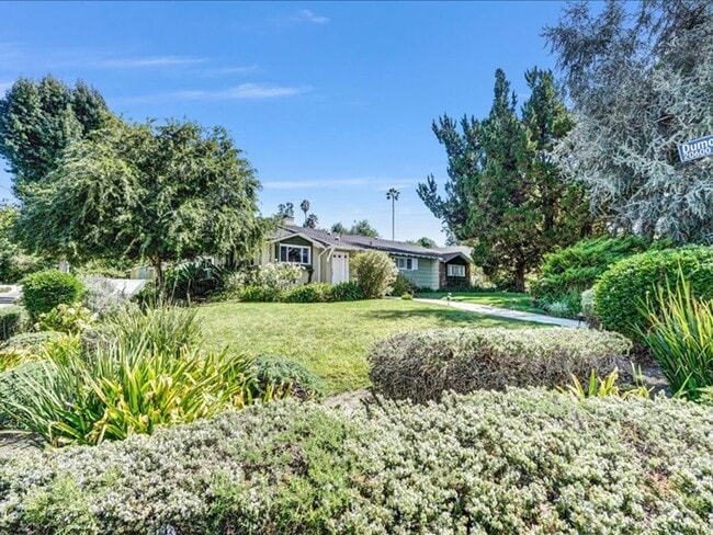 Building Photo - Welcome to this charming 3-bedroom, 2-bath...