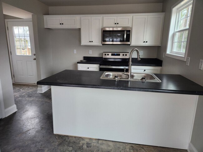 Building Photo - 5 Bedroom 2 Bathroom Home for Rent close t...