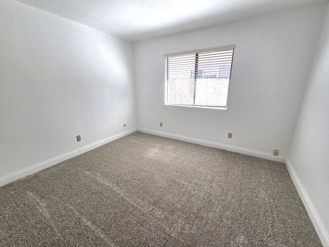 Building Photo - Beautiful 3 Bedroom 2 Bath Home on Large Corner Lot