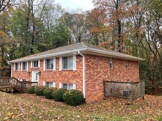 Primary Photo - Charming 2 bedroom condo off of Jamestown ...