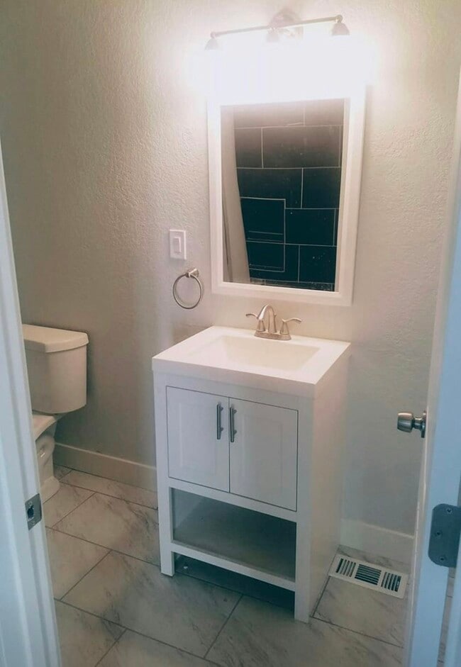 Building Photo - 613 N 1100 West St