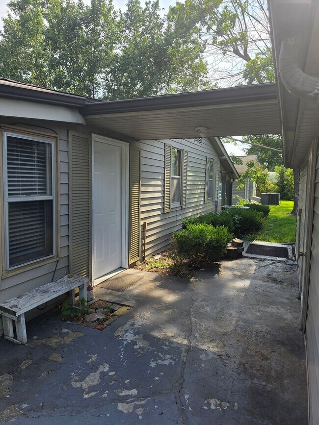 Building Photo - 3 bedroom 1.5 bath with 2-car garage