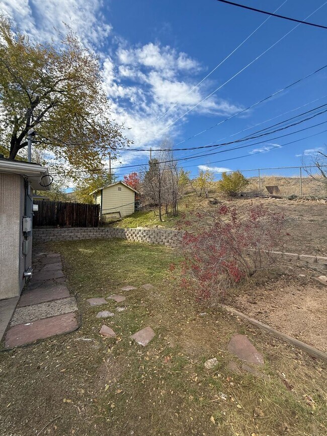 Building Photo - FREE 50in FLAT SCREEN TV Move in Special!!! Cozy 2 Bedroom 1 Bathroom Single Family Residence in ...