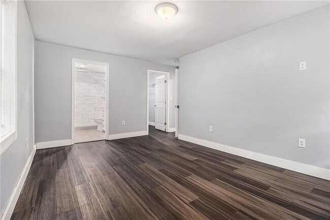 Building Photo - 814 Humphries St SW