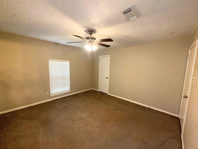 Building Photo - 723 Cherry Valley Dr