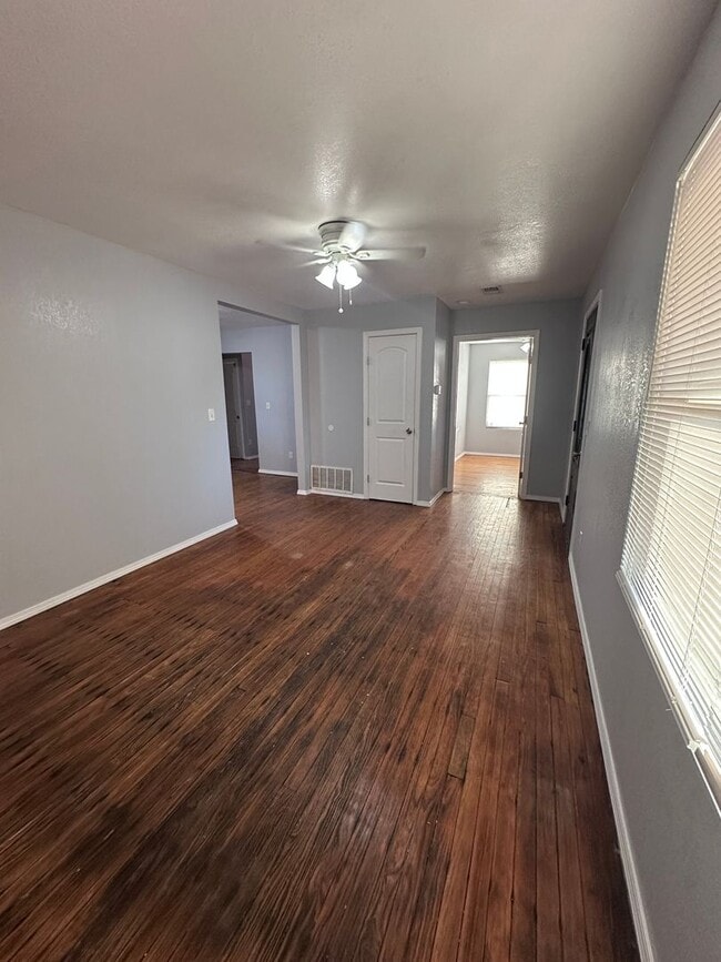 Building Photo - Large Canyon Home