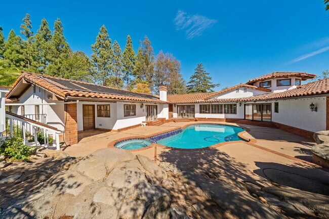 Building Photo - 18714 Bernardo Trails Dr