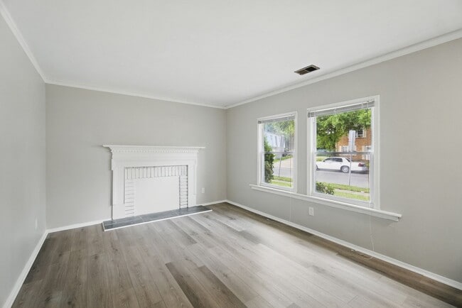Building Photo - Mangold Real Estate - Conveniently Located...