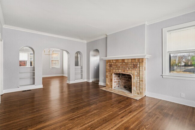 Building Photo - 871 University St