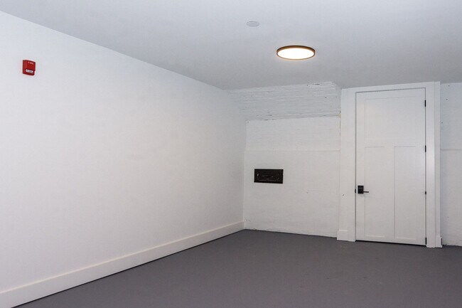 Building Photo - 20 E Redman Ave