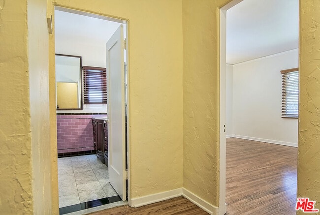 Building Photo - 1071 Cloverdale Ave