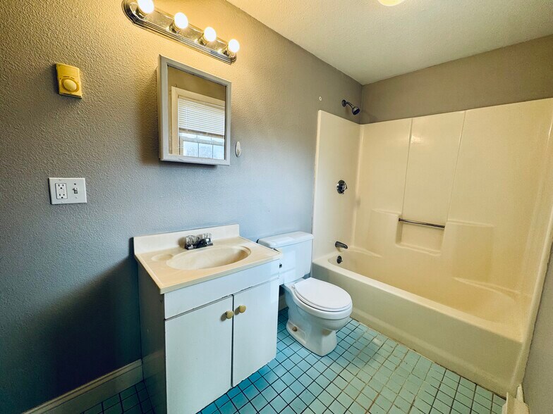 Building Photo - 420 Wellington Ave