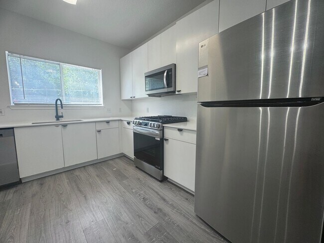 Building Photo - Remodeled 6 Bedroom in North Campus off Sp...