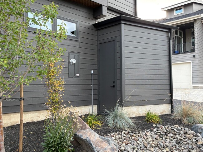 Building Photo - One bedroom apartment on Bend's SW side. E...
