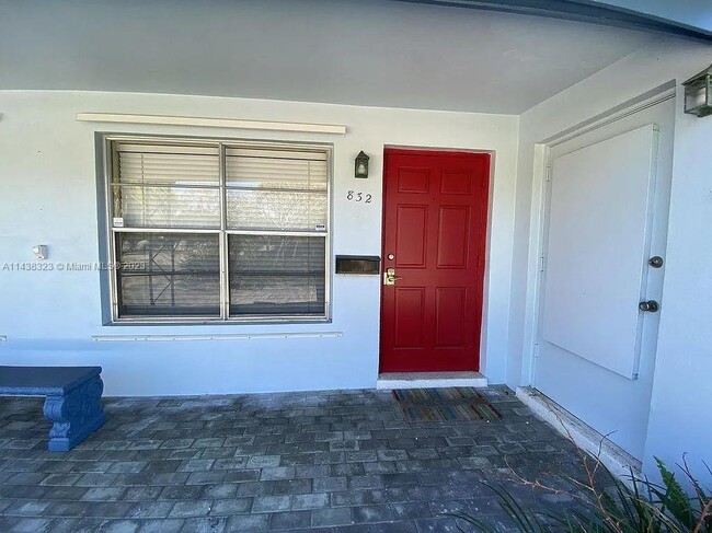 Primary Photo - 832 Prosperity Farms Rd
