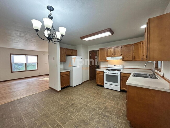 Building Photo - 139 Kabelin Ave