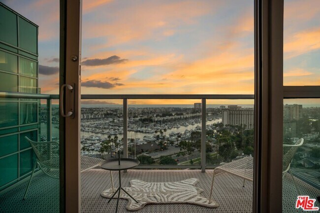 Building Photo - 13700 Marina Pointe Dr