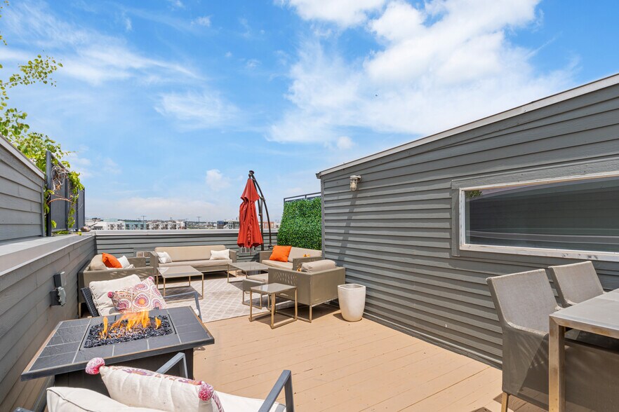 rooftop deck (furniture can be included) - 2680 Blake St