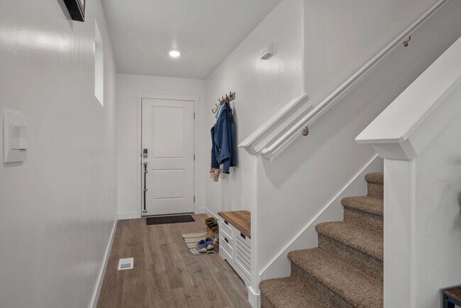 Building Photo - 988 W Broadleaf Dr