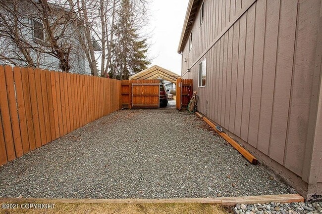Building Photo - Beautiful South Anchorage Home
