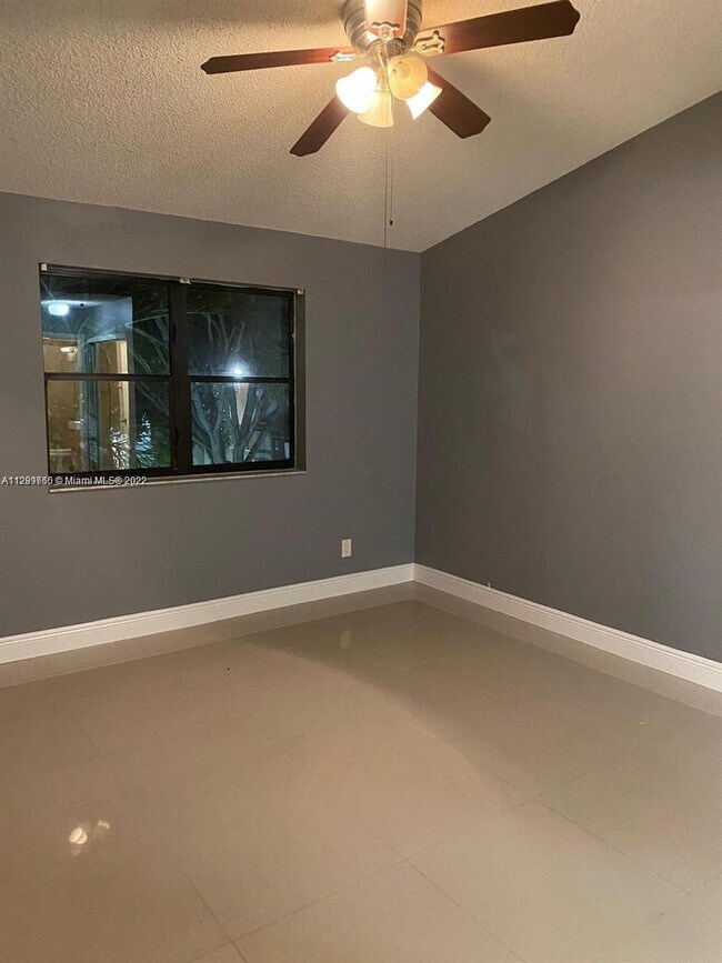 Building Photo - 570 S Park Rd