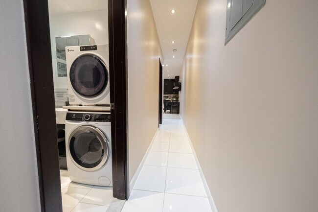 Building Photo - 5 W 101st St