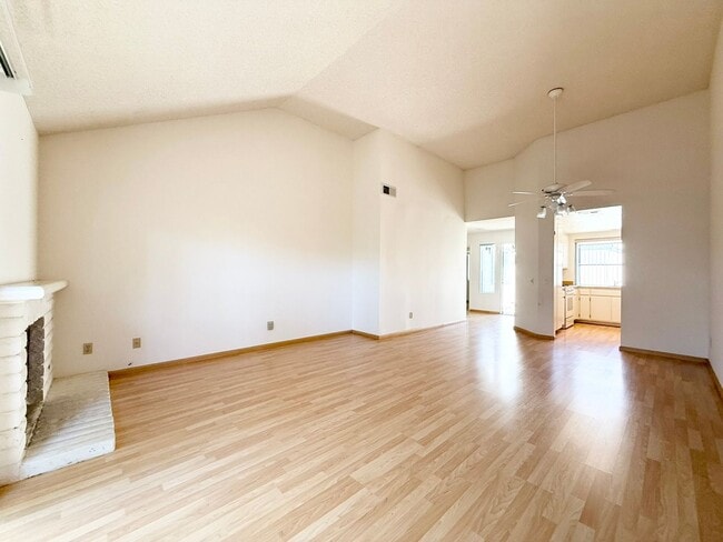 Building Photo - Single Story Townhome in Escondido!