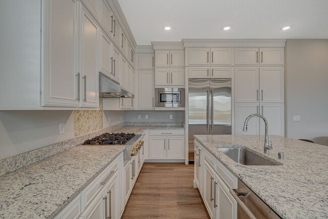 Building Photo - Mira Villa