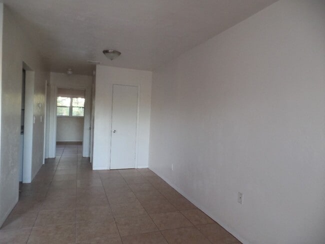 Building Photo - Great value 1/1 near SPC, Tyrone, Pinellas Trail & Azalea Rec