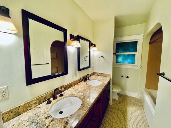 Building Photo - Beautiful 4 Bedroom Cottage in Kensington with Extra Room for an Office!