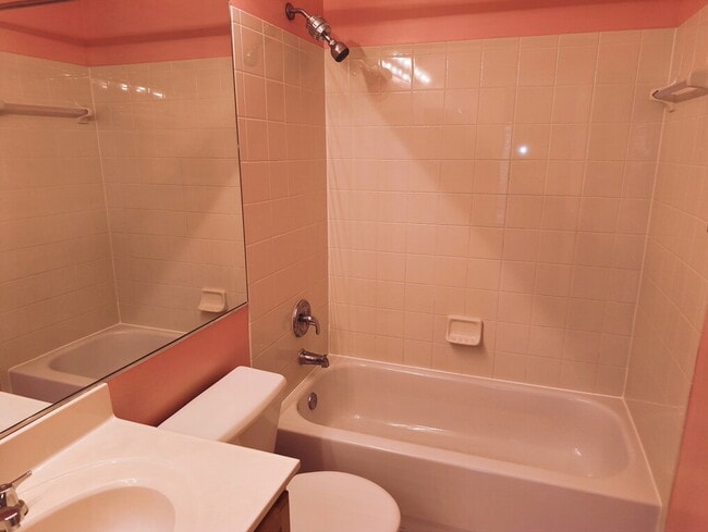 Building Photo - Exceptional End-Unit Townhome with Expansi...