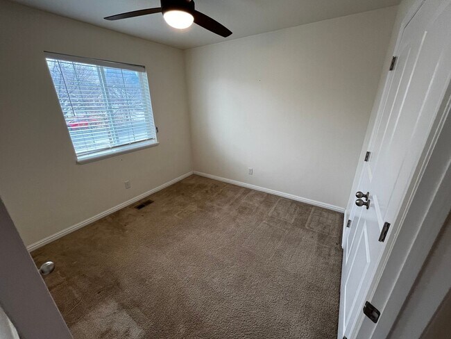 Building Photo - Beautiful 6 Bedroom/3.5 Bath Home in Springville!